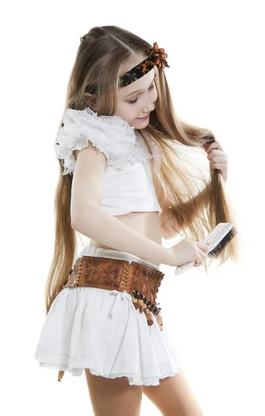 Dívka hřebeny blond dlouhé vlasy — Stock fotografie