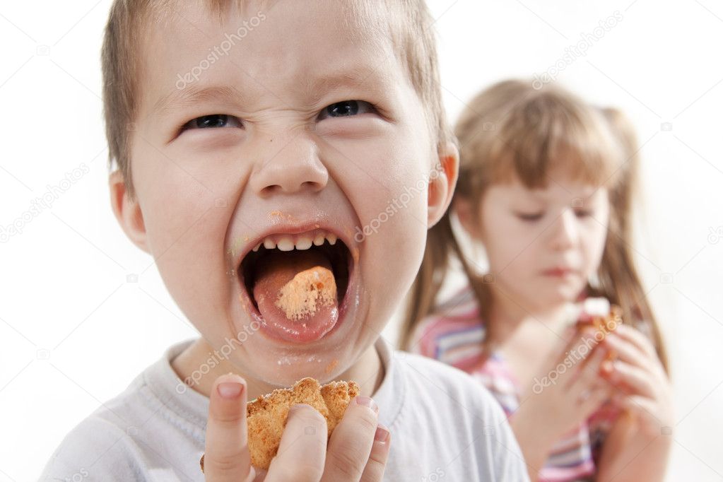 Children eat a cake.