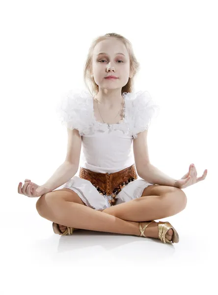 Девушка расслабляется медитируя — стоковое фото