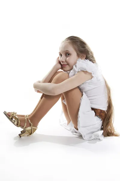 Дівчинка танцівниця сіла відпочити на підлозі — стокове фото