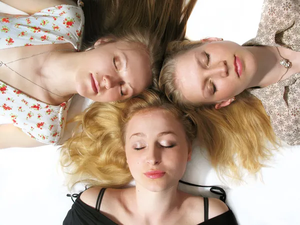 Три дівчини, спальний — стокове фото