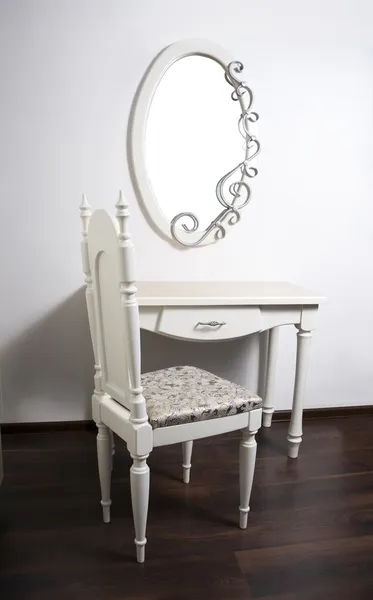 Vitt bord, stol, spegel i gamla, modernistiska stil — Stockfoto