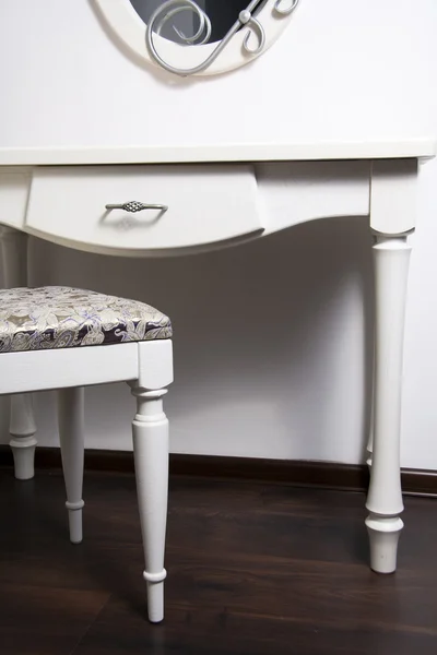 Білий стіл, стілець, дзеркало в стародавній, модерністський стиль — стокове фото