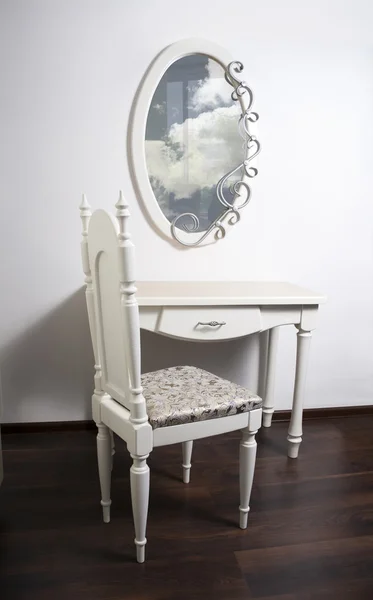 Tavolo bianco, sedia, specchio in stile antico e modernista — Foto Stock