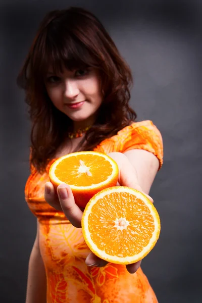 Fille Souriante Positive Avec Une Orange Dans Les Mains — Photo
