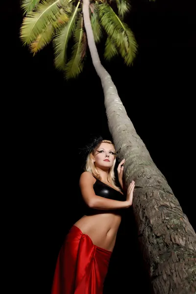 Mulher perto de palmtree — Fotografia de Stock