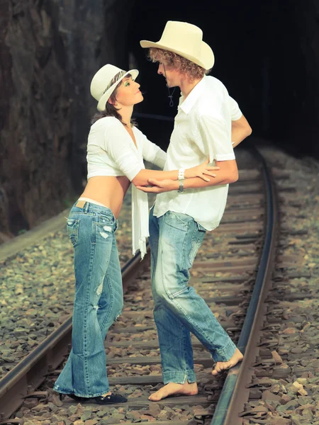 Paar auf Bahngleisen — Stockfoto