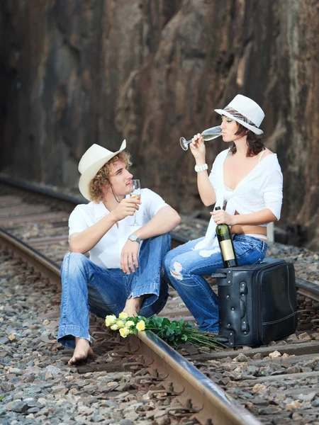 Koppel op trein sporen — Stockfoto