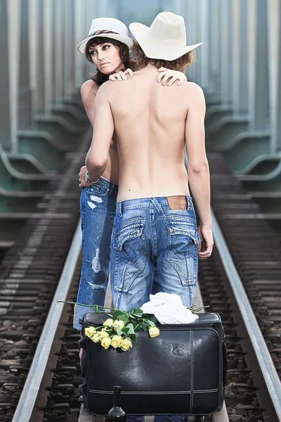 在火车轨道上，情侣 — 图库照片