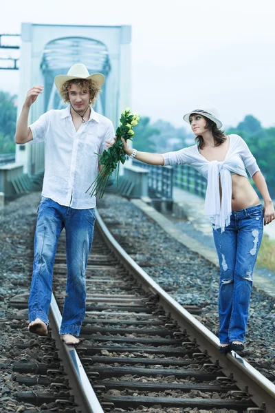 Par på järnvägsspåren — Stockfoto