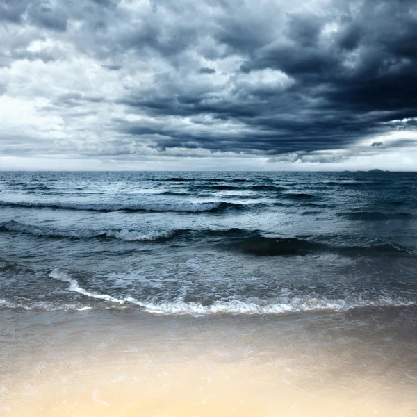 Praia no dia tempestuoso — Fotografia de Stock