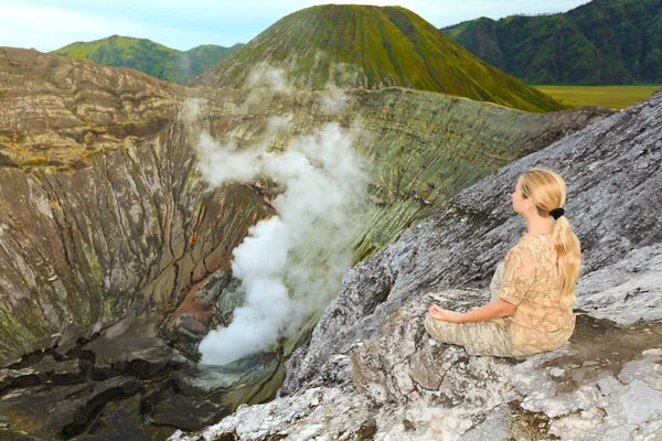 Kobieta Medytacji Krater Wulkanu Bromo Java Indonezja — Zdjęcie stockowe