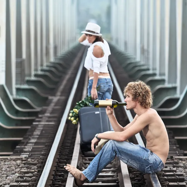 Junge Frau Lässt Männer Auf Bahngleisen Zurück — Stockfoto