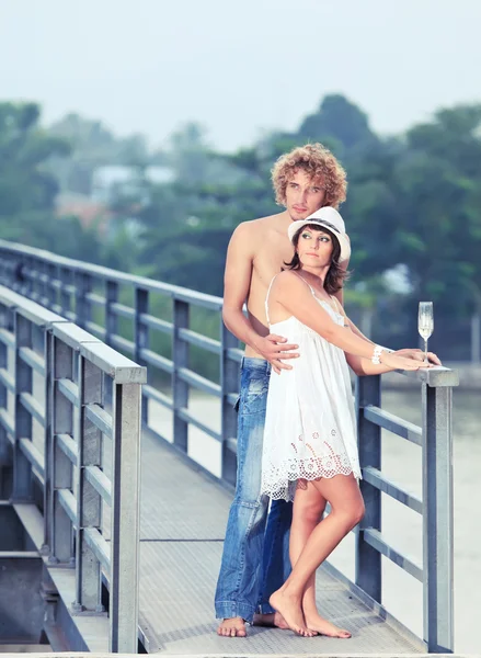 Junges Paar Trinkt Auf Einer Brücke — Stockfoto