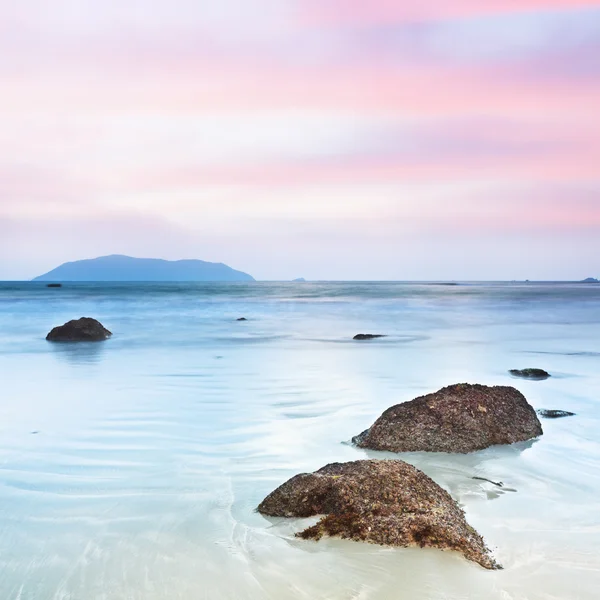 海上日出 石头在前景 — 图库照片