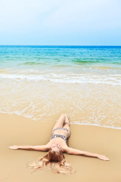 해변에서 비키니를 아름다운 — 스톡 사진