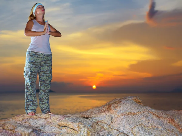 Jovem Mulher Meditando Pôr Sol Perto Oceano — Fotografia de Stock