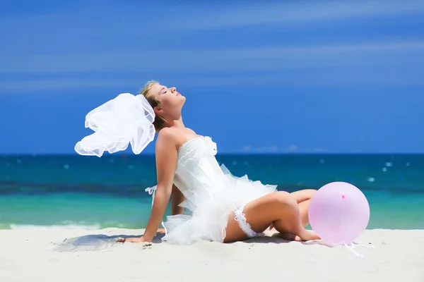 Bella Giovane Sposa Sulla Spiaggia Tropicale — Foto Stock