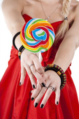genç kız bir lolipop tutan