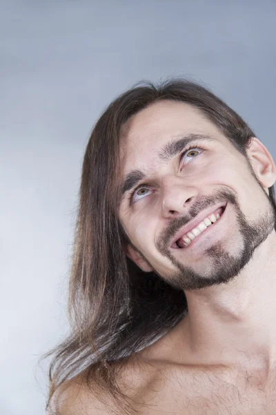 लंबी बालों वाली पेन्सिव काकेशियन आदमी का चित्र — स्टॉक फ़ोटो, इमेज