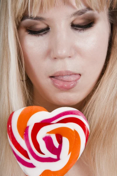 Το νεαρό κορίτσι πρόκειται να φάει ένα lollypop — Φωτογραφία Αρχείου