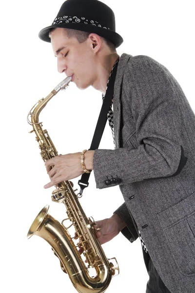 Młody człowiek jazzowy grający na saksofonie — Zdjęcie stockowe