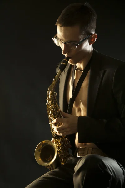 Der Junge Jazzer Platziert Ein Saxophon Auf Schwarz — Stockfoto