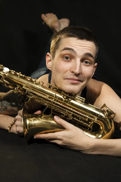 Jovem Jazzman Deitado Chão Com Saxofone — Fotografia de Stock