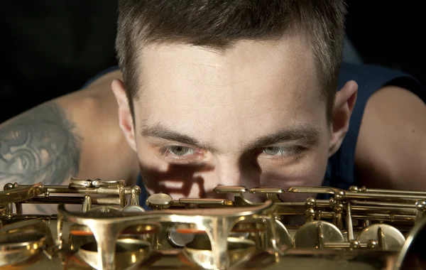 Närbild Ung Jazz Man Titt Saxofon — Stockfoto
