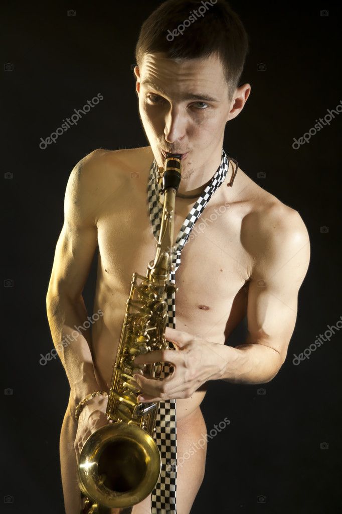 голая девушка играет на саксофоне