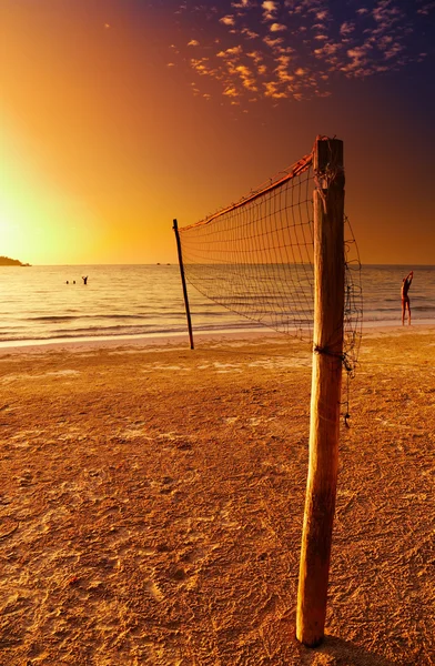 Волейбольная сетка на тропическом пляже — стоковое фото