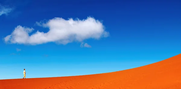 Восхождение на песчаные дюны — стоковое фото
