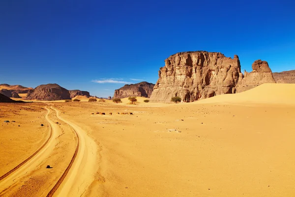 沙漠景观与岩石和蓝蓝的天空 Tadrart 阿尔及利亚 — 图库照片