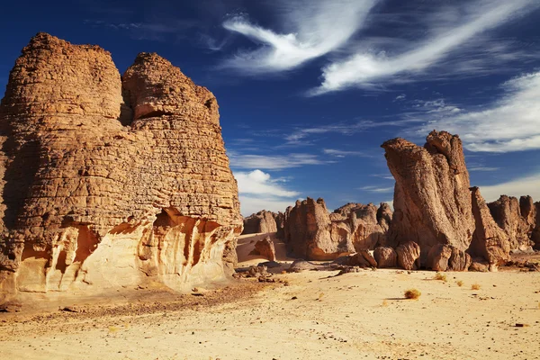 在撒哈拉沙漠中的砂岩峭壁 — 图库照片