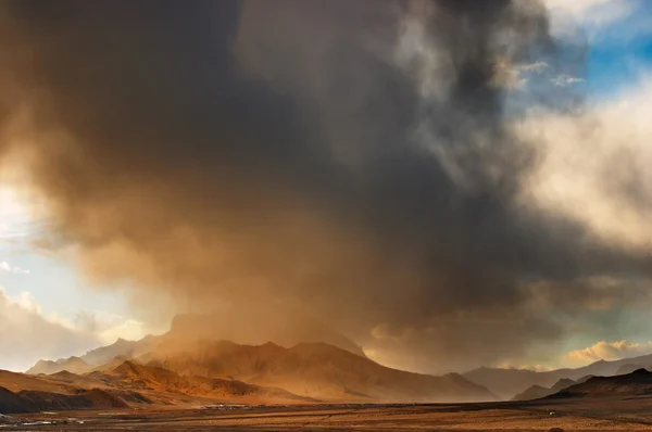 嵐の雲とチベットの風景 — ストック写真