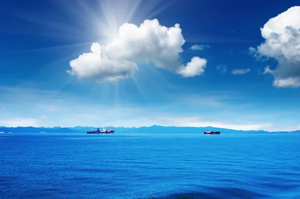 Mavi gökyüzü ve okyanus — Stok fotoğraf