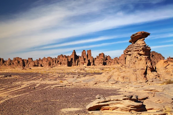 Zandstenen rotsen in de Saharawoestijn — Stockfoto