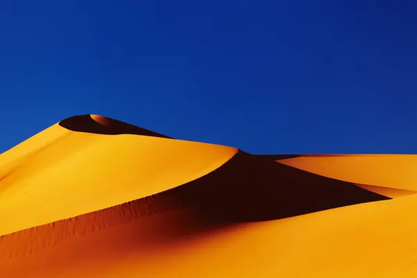 Песчаная дюна в пустыне Сахара — стоковое фото