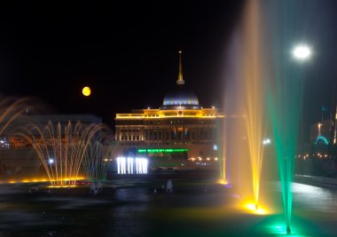 Başkan Sarayı ve renkli ışık çeşme gece manzarası. Astana, Kazakistan.