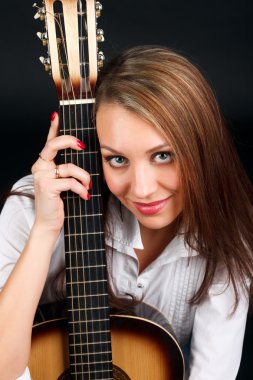 Gitarlı kadın.