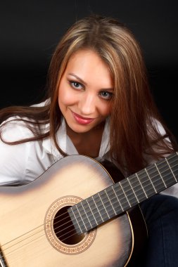 Gitarlı kadın.
