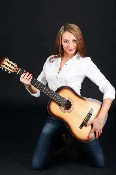 Žena s kytarou. — Stock fotografie