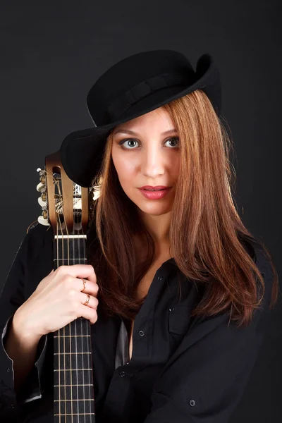 Vrouw met gitaar. — Stockfoto