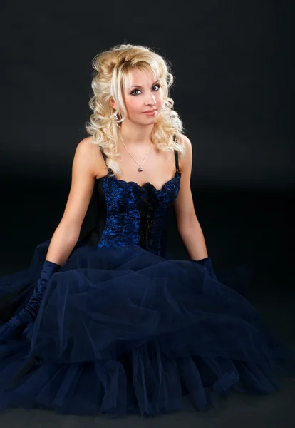 青いイブニング ドレスの魅力的な若い女性の肖像画 — ストック写真