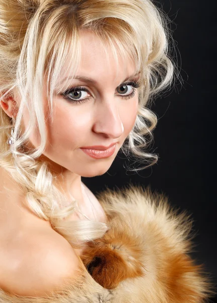 年轻有魅力的女人在狐狸毛皮 Boa 的肖像 — 图库照片