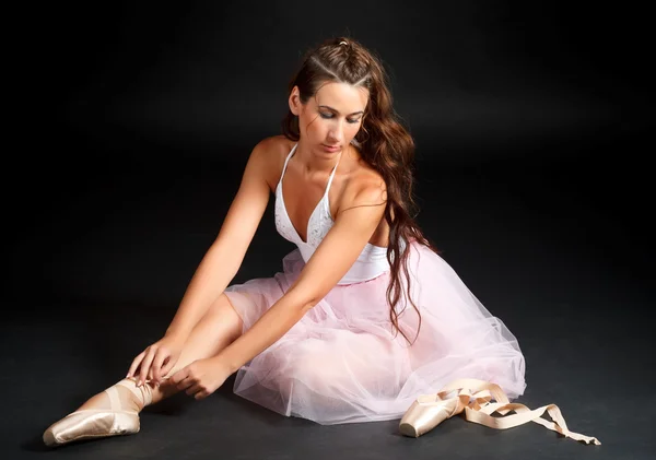 Unga Ballerina Efter Föreställningen Svart Bakgrund — Stockfoto