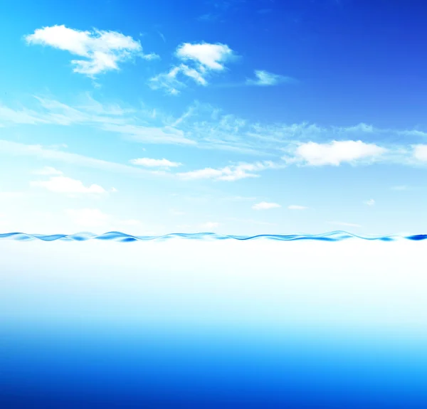 Ola de agua azul y cielo —  Fotos de Stock