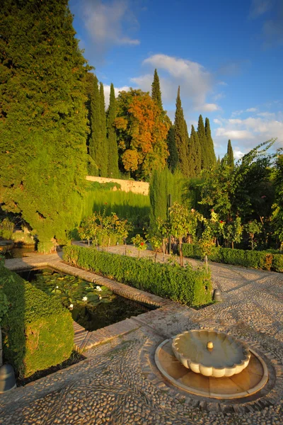 アルハンブラ宮殿の庭園、グラナダ、スペイン — ストック写真