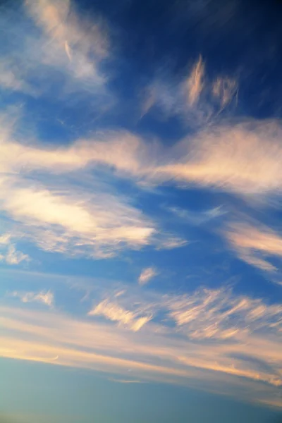 ท้องฟ้าตะวันตกที่มีเมฆ — ภาพถ่ายสต็อก