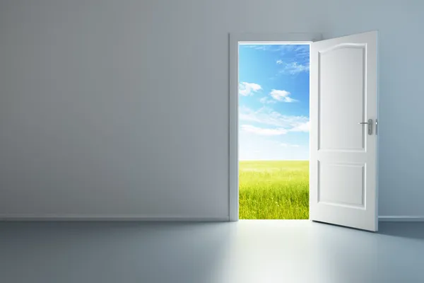 Quarto vazio branco com porta aberta — Fotografia de Stock